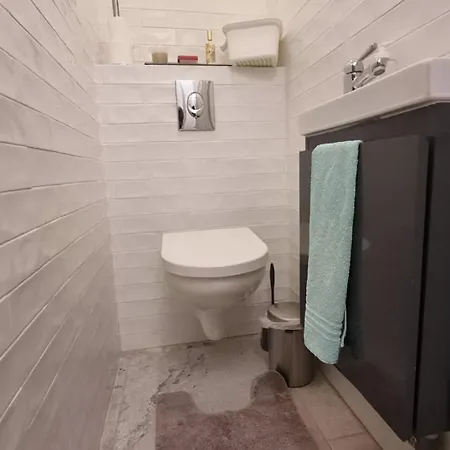 Echauguette, Et Toilette Privee Maison Partagee Avec La Proprietaire Six-Fours-les-Plages